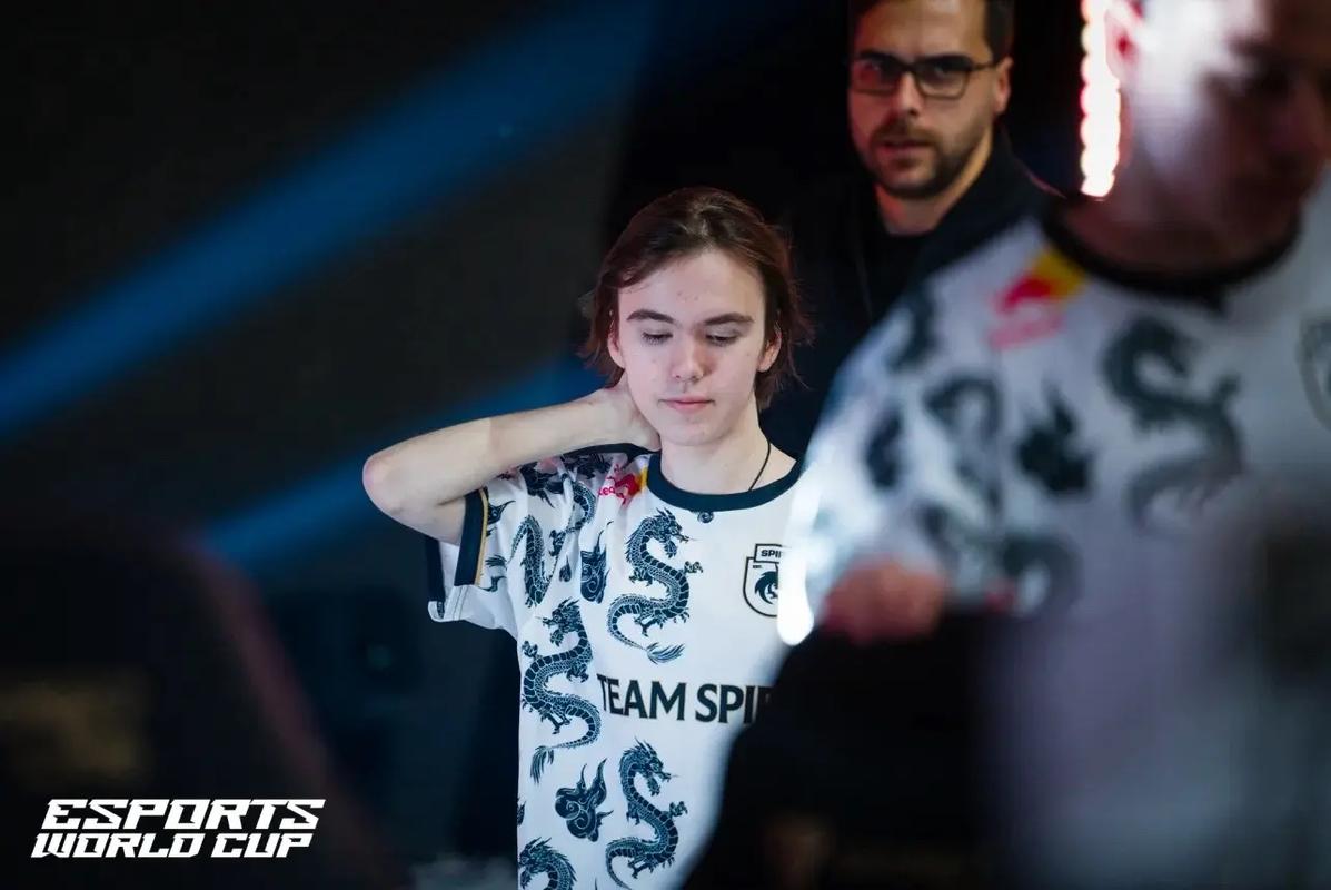 369 ：对面的中野和辅助都在抓我，不给我生存的空间，只能被迫去操作